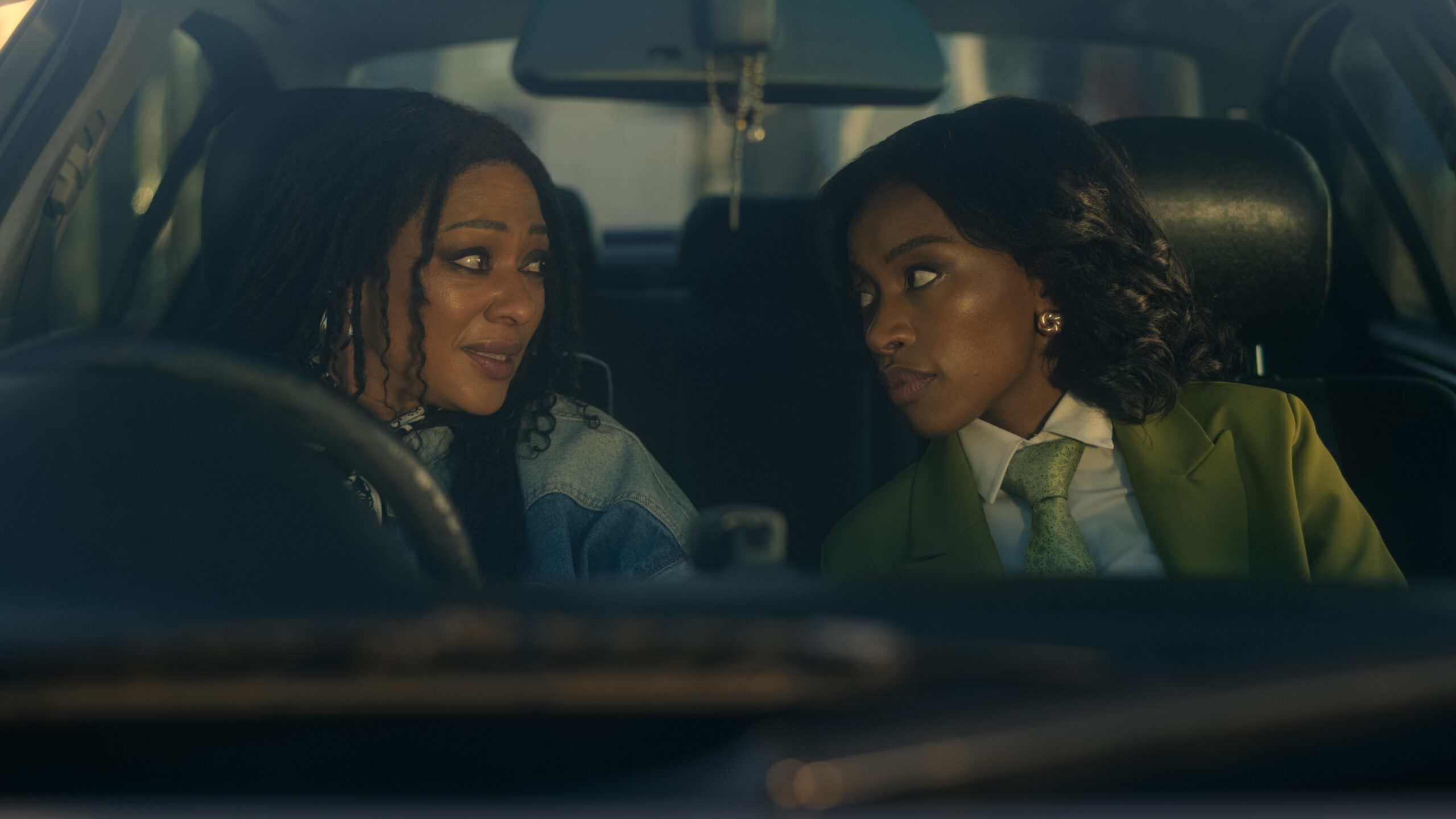 Crystal Dlamini e Mbali Dlamini conversam dentro de um carro em O Peso da Lei
